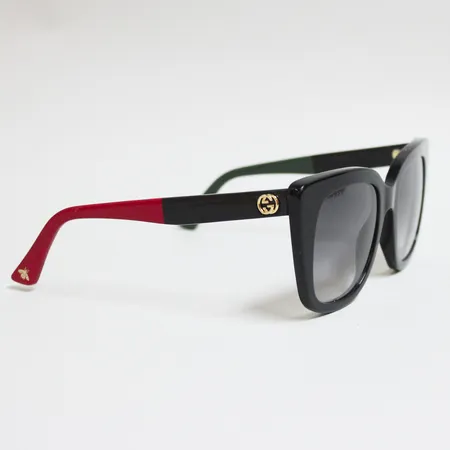 Ett par solglasögon, Gucci, referensnr GG0163S 003, 51*22-140, optyl, fodral