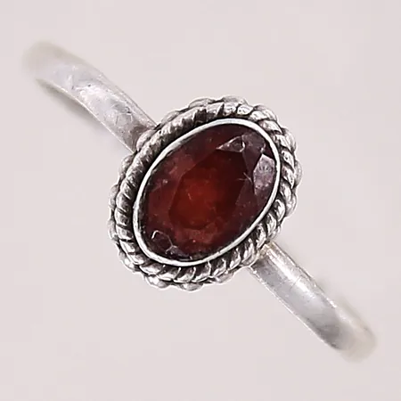 Ring med röd sten, stl: 17, bredd: 1,6-8,4mm, silver 925/1000 Vikt: 1,6 g