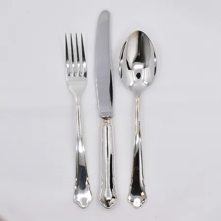 6 bordsgafflar, längd 18cm,  6 bordsknivar med stålblad, längd ca 20cm,  6 bordsskedar, längd ca 18cm, modell Chippendale, 830/1000 silver Vikt: 834,5 g