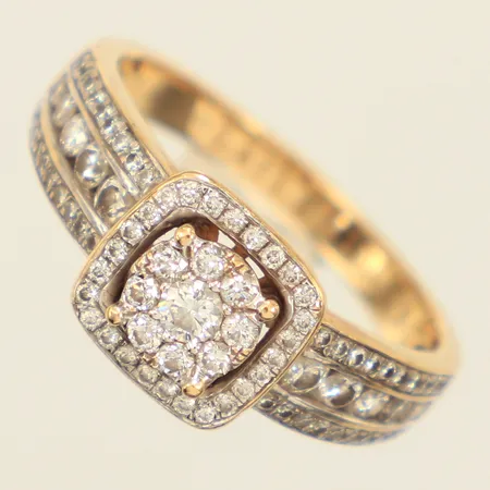 Ring diamanter ca 66x 0,005ct, ca 10 x 0,01ct, 6x ca 0,02ct, ca 2x0,03ct, ca 1x0,05, stl 17¼, bredd 2,4-8,7mm, gravyr, GHA, 18K  Vikt: 4,5 g