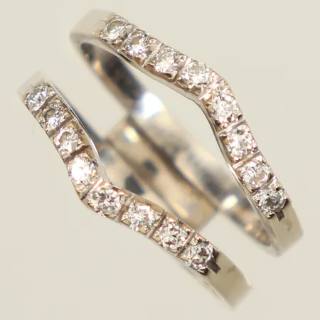 Ring med diamanter ca 16x 0,01ct, vitguld, stl 16¼, bredd ca 10,8mm, 18K Vikt: 3,8 g