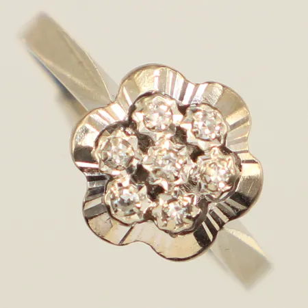 Ring med diamanter ca 7x 0,001ct, vitguld, stl 16¼, bredd ca 10mm, 18K Vikt: 2,7 g