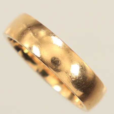 Ring, slät, stl 17½, bredd ca 5mm, 18K Vikt: 6,8 g