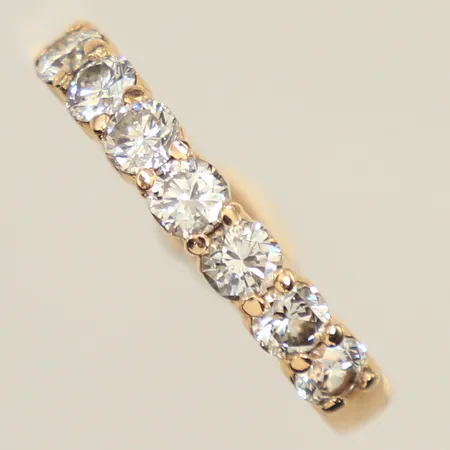 Ring diamanter 7 x ca 0,16ct, stl 18¼, bredd 3,5mm, gravyr, Sellen Lars-Ola Guldsmed, 18K  Vikt: 5,3 g