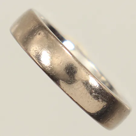 Ring, stl 18½, bredd 5mm, gravyr, Schalins, vitguld, 18K  Vikt: 10,4 g
