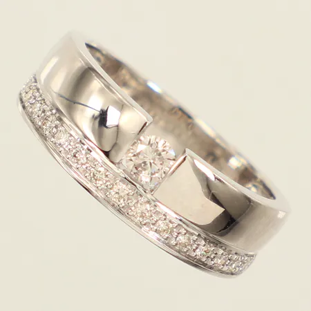 Ring diamanter 1 x ca 0,16ct 15 x ca 0,01ct, stl 17¼, bredd 6,8mm, vitguld, GHA, 18K  Vikt: 6,7 g