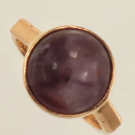 Ring med ametist, stl 18, bredd ca 13mm, repor på sten,  Carlson K & E år 1948, 18K Vikt: 6,8 g