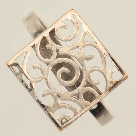 Ring med genombruten dekor, vitguld, stl 17½, bredd ca 12,4mm, stämpelmärkt. T 638, 18K Vikt: 3,6 g
