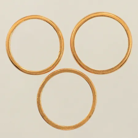 Tre ringar, stl 18-19½, gravyr, 23K  Vikt: 17,5 g