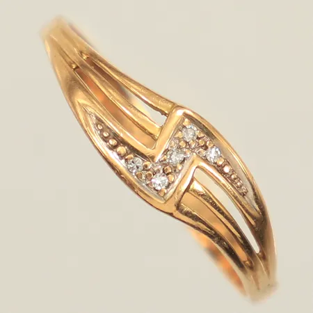 Ring, vita stenar, stl 20, bredd 6,1mm, 18K  Vikt: 2,3 g