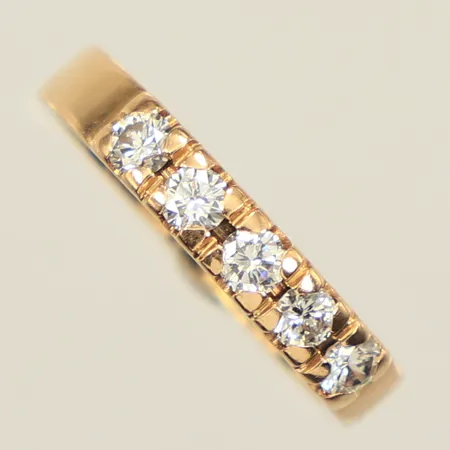 Ring med diamanter ca 5x 0,06ct, stl 15½, bredd ca 3mm, stl 15½, bredd ca 3,1mm, gravyr, 18K Vikt: 2,9 g