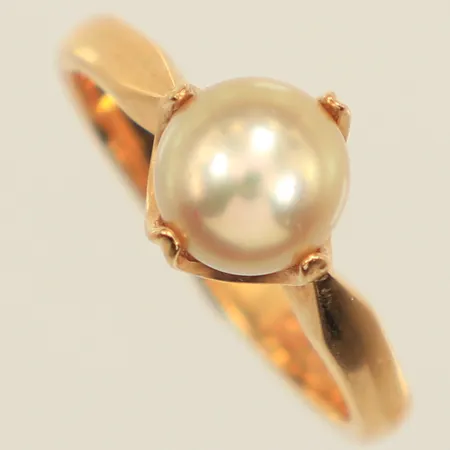 Ring med pärla, stl 16¼, bredd ca 7,4mm, Hallbergs guld, 18K Vikt: 3,9 g