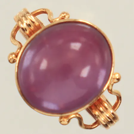 Ring lila sten, troligen folierad, asterism, stl 17, bredd 14,5mm, Guldvaruhuset Aktiebolag, år 1947, 18K  Vikt: 5,9 g
