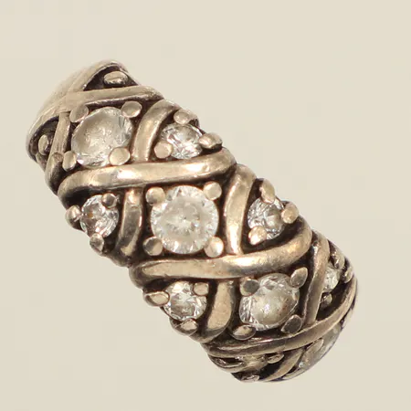 Ring med vita stenar, stl 17, bredd 9,9mm, slitna stenar, 925/1000 silver Vikt: 6,4 g