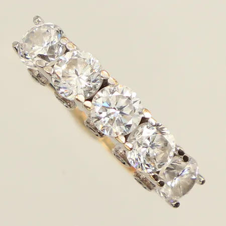 Ring med vita stenar, stl 18, bredd 4,8mm, 14K Vikt: 3,4 g