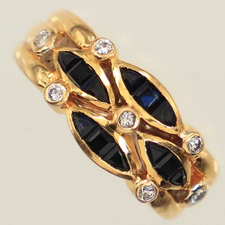 Ring, diamanter 7 x ca 0,002ct, safirer, stl 16½, bredd 8,5mm, gravyr, 18K Vikt: 5,6 g