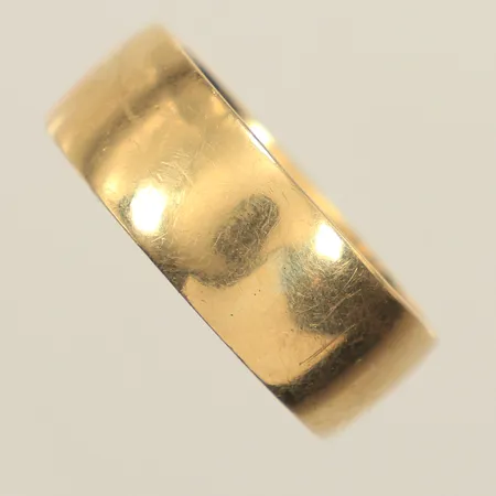 Ring, stl 21½, bredd 8,9mm, gravyr, repig, 14K  Vikt: 13,2 g