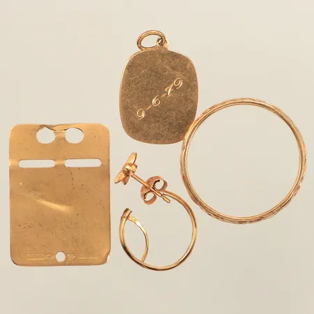 Två hängen, ring, två udda örhängen, defekt, skevt, gravyr, 18K  Vikt: 10,2 g