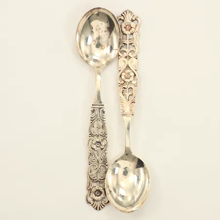 Två kaffeskedar med genombruten floral dekor, ca 11,5cm, Guldsmedsaktiebolaget  Stockholm år 1970, silver Vikt: 25,5 g