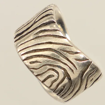 Ring, dekor i relief, stl 15¾, bredd ca 11,5, 925/1000 silver Vikt: 9,6 g