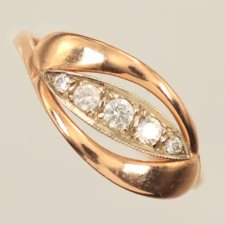 Ring, vita stenar, stl 18, bredd 9,3mm, 14K  Vikt: 1,9 g