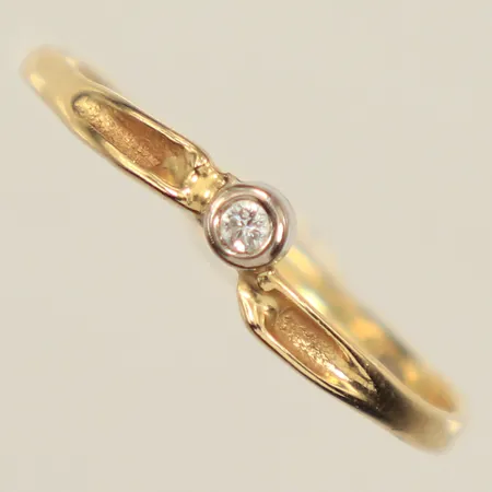 Ring, vit sten, stl 18, bredd 3,9mm, 14K  Vikt: 1 g