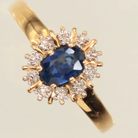 Ring med blå sten samt diamanter, ca 10x 0,001ct, stl 18, bredd ca 11mm, Guldfynd, 18K Vikt: 3,1 g