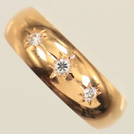 Ring, vita stenar, stl 18¾, bredd 7mm, 18K  Vikt: 1,9 g