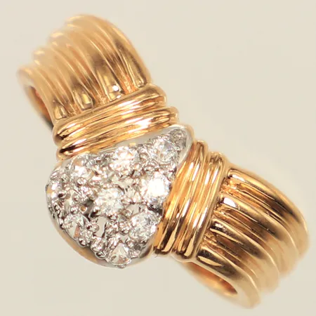 Ring vita stenar, stl 18½, bredd 12mm, 18K  Vikt: 6,3 g