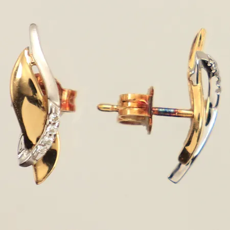 Ett par örhängen med vita stenar, matterad, tvåtonad dekor, ca 15mm, bredd ca 5mm, 18K Vikt: 1,9 g