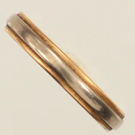 Ring monel, stl 21¼, bredd 3,8mm, gravyr, 18K  Vikt: 3,5 g