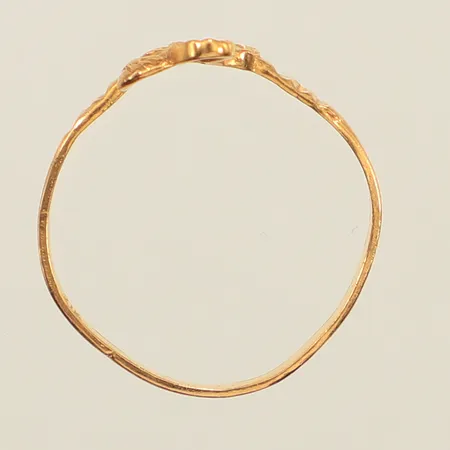 Ring, stl 17¼, bredd 7,4mm, skev, 21K  Vikt: 1,3 g