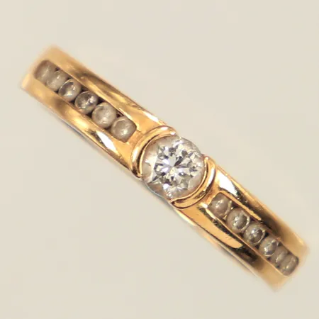 Ring, diamant ca 0,13ct, 12 x ca 0,01ct, stl 15¼, bredd 3,3mm, gravyr, 18K Vikt: 2,5 g