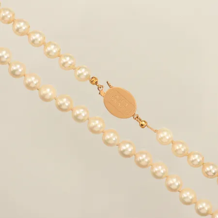 Pärlcollier, längd ca 47cm, bredd 6,8mm, bör träs om, gravyr på lås, 18K bruttovikt: 25,3g Vikt: 25,4 g