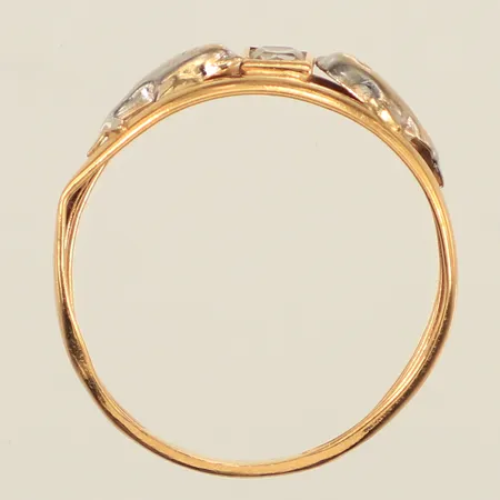 Ring, delfiner, stl 16½, bredd 5,8mm, vit sten, skev, 18K  Vikt: 1 g