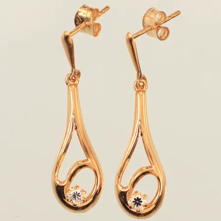 Ett par örhängen, vita stenar, längd ca 30mm, bredd 8mm, 18K  Vikt: 1,2 g