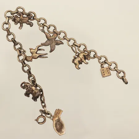 Armband med sju berlocker, längd 19cm, bredd ca 6,7-20mm, silver  Vikt: 17,3 g