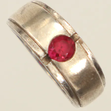 Ring, röd sten troligen syntetisk rubin, stl 16, bredd 7,8mm, 925/1000 silver  Vikt: 3,4 g