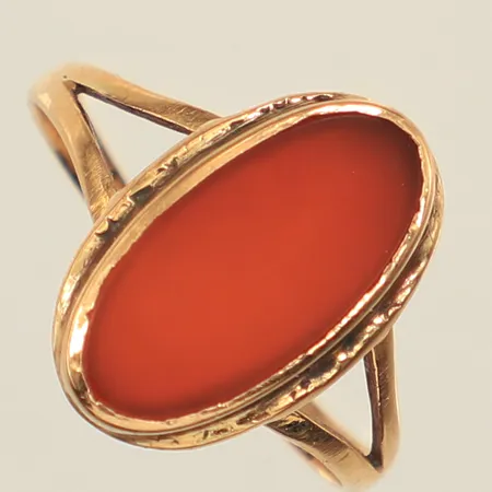Ring, karneol, stl 18½, bredd 16,1mm, skev, 18K  Vikt: 2,5 g