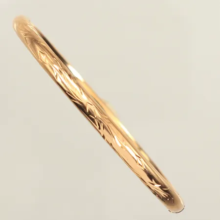 Armring, mönsterdekor, innermått 18cm, bredd 4,5mm, 18K Vikt: 8,6 g
