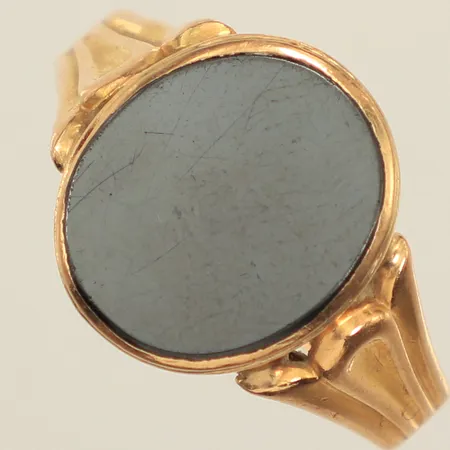 Ring, hematitplatta, stl 20½, bredd 15,5mm, skev, 18K Vikt: 5,9 g