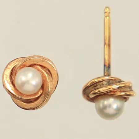Ett par örhängen, pärlor, Ø7mm, saknar snurrebussar, 18K  Vikt: 1,2 g
