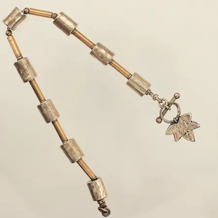 Armband med delvis hamrad dekor, tvåtonat, ca 19,5cm, bredd ca 7,5mm, 925/1000 silver Vikt: 17,3 g