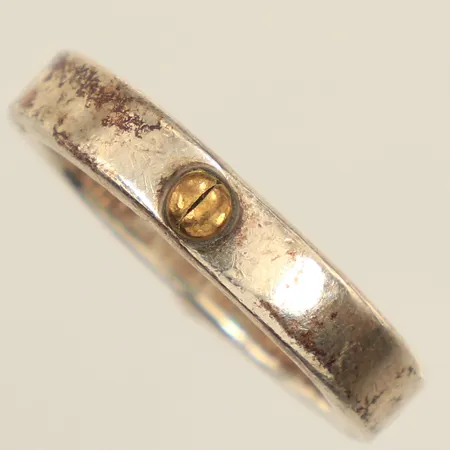 Ring med guldtonad dekor, stl 21, bredd ca 5mm, sliten,  925/1000 silver Vikt: 8,2 g