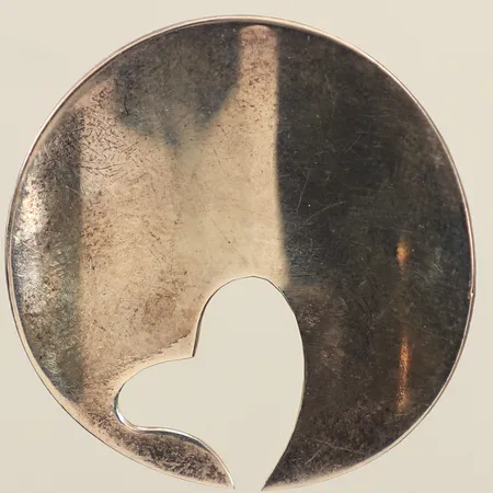 Hänge, Ø ca 33mm, stämplad N.M, 925/1000 silver Vikt: 4,2 g