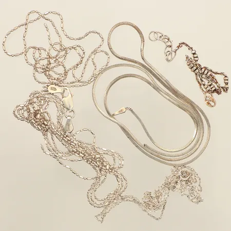 Kedjor, armband, defekt, silver Vikt: 11,6 g