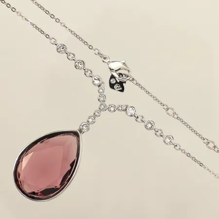 Collier Swarovski Meringue, swarowskikristall i vitt och lila, längd ca 45cm, hängets längd ca 45mm, bredd ca 23mm, referens: 5166020, certifikat från 2016, originalask, metall Vikt: 0 g
