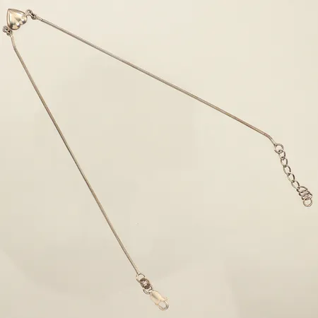 Vristlänk med integrerat hjärta, reglerbar längd 24,5- 27,5cm, bredd ca 8mm, 925/1000 silver Vikt: 3,2 g