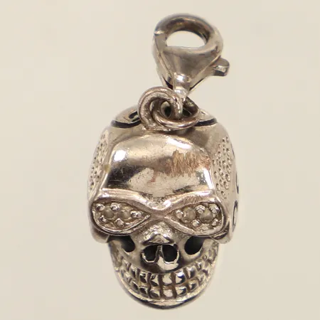 Berlock, döskalle med vita stenar ca 17mm, bredd ca 10mm, 925/1000 silver Vikt: 3,7 g