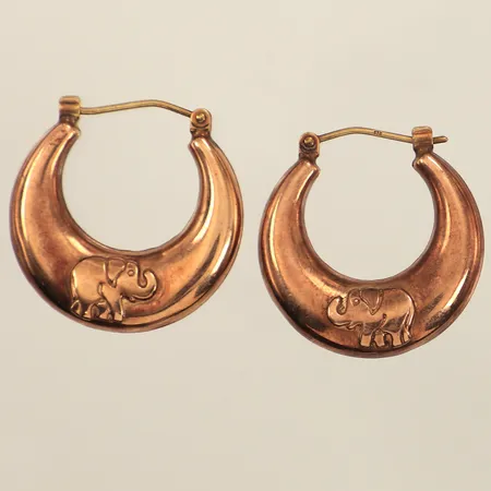 Ett par örhängen med elefantdekor, Ø ca 23mm, bredd ca 4,mm, 8K Vikt: 2,9 g